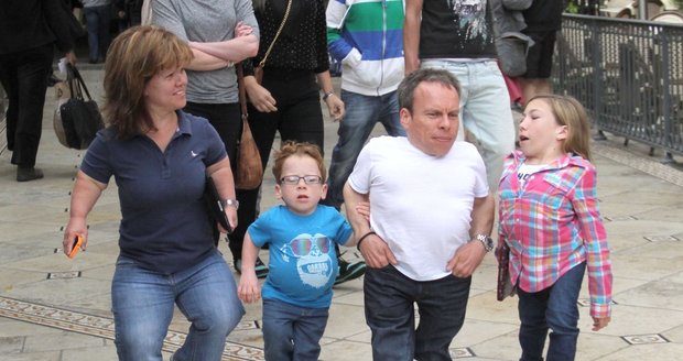 Warwick Davis a celá jeho rodina trpí nemocí, která se nazývá spondyloepiphyseal dysplasia congenita