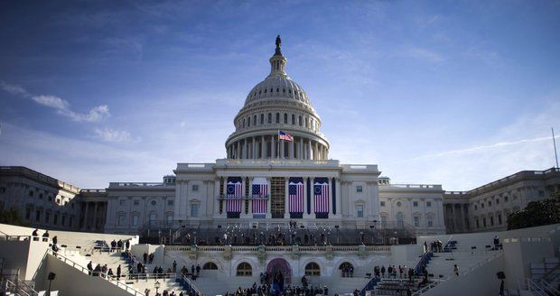 „Ne,“ řeklo 50 demokratů účasti na Trumpově inauguraci. Nixon na tom byl hůře