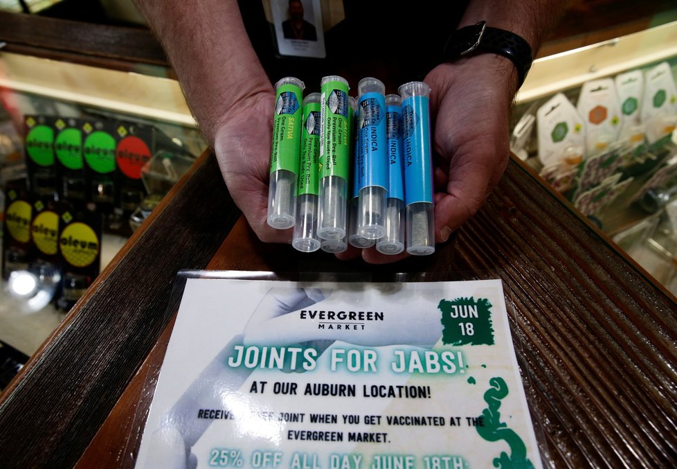 Ve Washingtonu k očkování proti covidu nabízejí i jointy marihuany (19.6.2021) Ve Washingtonu k očkování proti covidu nabízejí i jointy marihuany (19.6.2021)