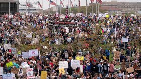 Washington, DC: Protest proti Muskovi a Trumpovi u Washingtonova památníku (5. 4. 2025).