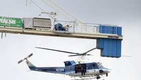 Vrtulníky kontrolovaly situaci nad budovou do pozdních hodin