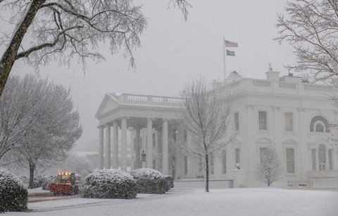 Silná sněhová bouře zasáhla Washington. Bidenova helikoptéra nemohla odletět