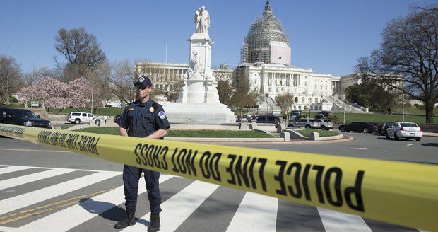 V sídle amerického Kongresu se ozvala střelba. Návštěvník začal pálit