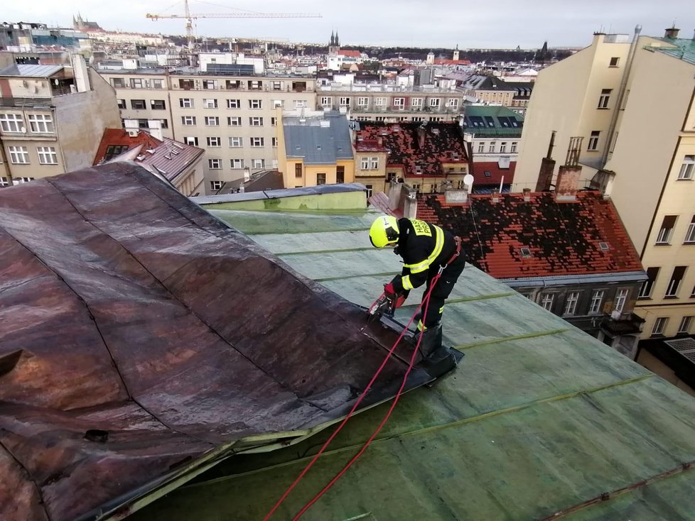 Vítr uvolnil střechu ve Washingtonově ulici.