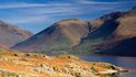 Nejhlubší jezero v Anglii Wast Water najdete v tzv. Jezerní oblasti (Lake District). Jeho hloubka je 79 metrů (Bajkal má hloubku 1637 m). Je obklopeno na zdejší poměry vysokými kopci, včetně nejvyšší hory Anglie Scaffel Pike s výškou 978 m n. m. A přestože národní park Lake District je velmi turisticky oblíbený, v okolí Wast Water budete mít na obdivování krás přírody klid.