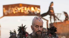Tisíce fanoušků se sjely na Wasteland: Největší postapokalyptický festival ve stylu Šíleného Maxe propukl na poušti