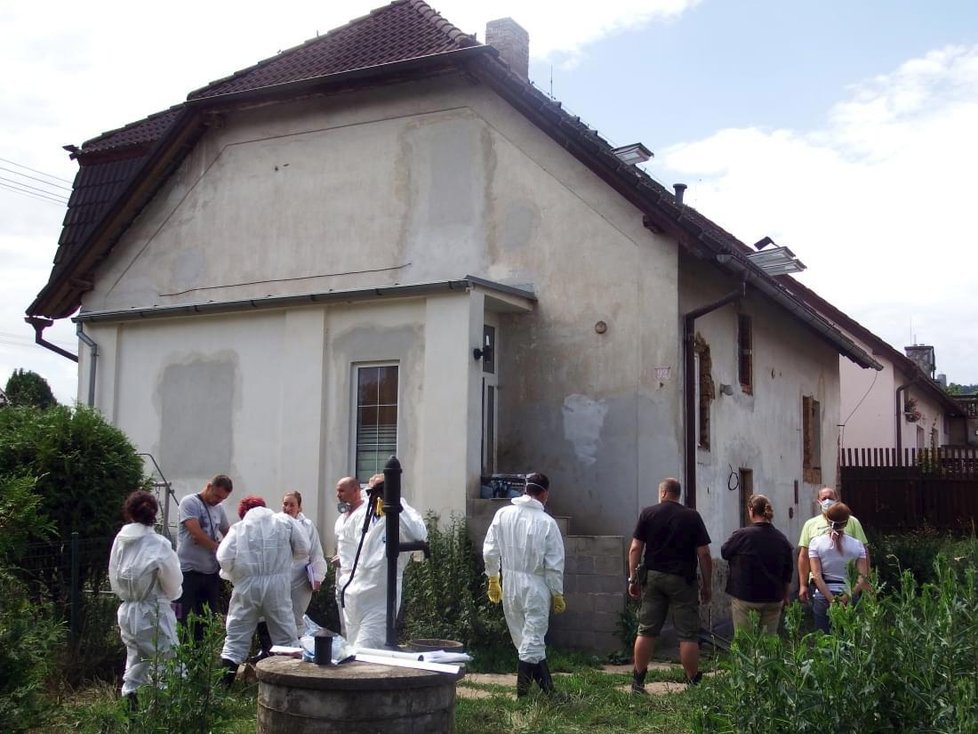 Iva Wastlová je vyšetřována na svobodě, policie ji v létě přivlekla na její zahradu, aby přihlížela exhumaci těl mrtvých zvířat, které její &#34;chov&#34; v množírně nepřežili.