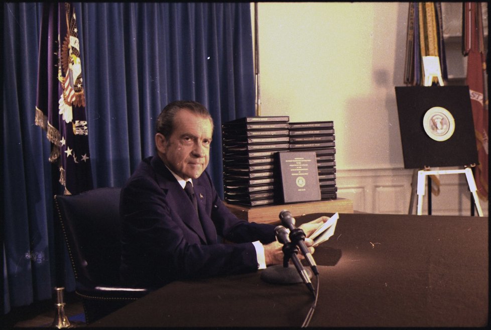 Richard Nixon oznamuje zveřejnění nahrávek Watergate.