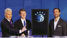 Moderátor soutěže Jeopardy! (vlevo) nic podobného ve svém životě ještě neuváděl. Největší šampioni v historii soutěže Ken (druhý zleva) a Brad (vpravo) si to ve vědomostech rozdali s mluvícím počítačem Watsonem.