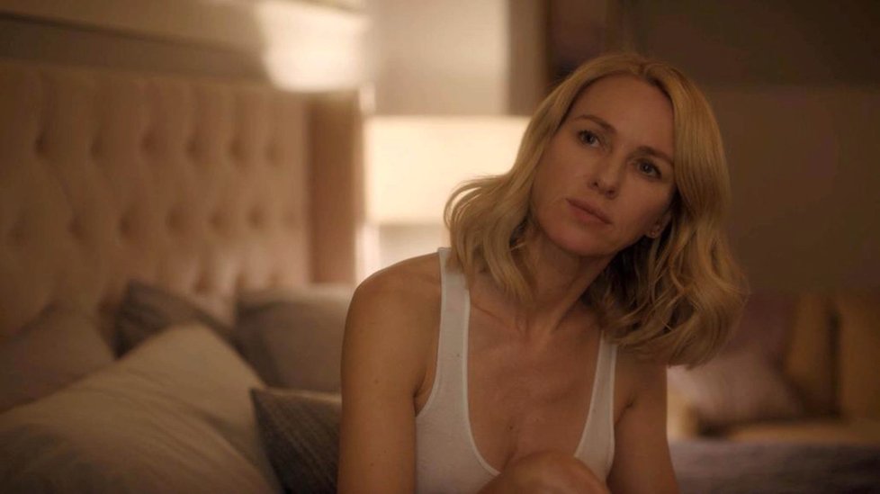 Herečka Naomi Watts ukázala prsa.