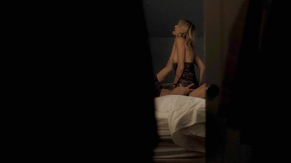 Herečka Naomi Watts ukázala prsa.