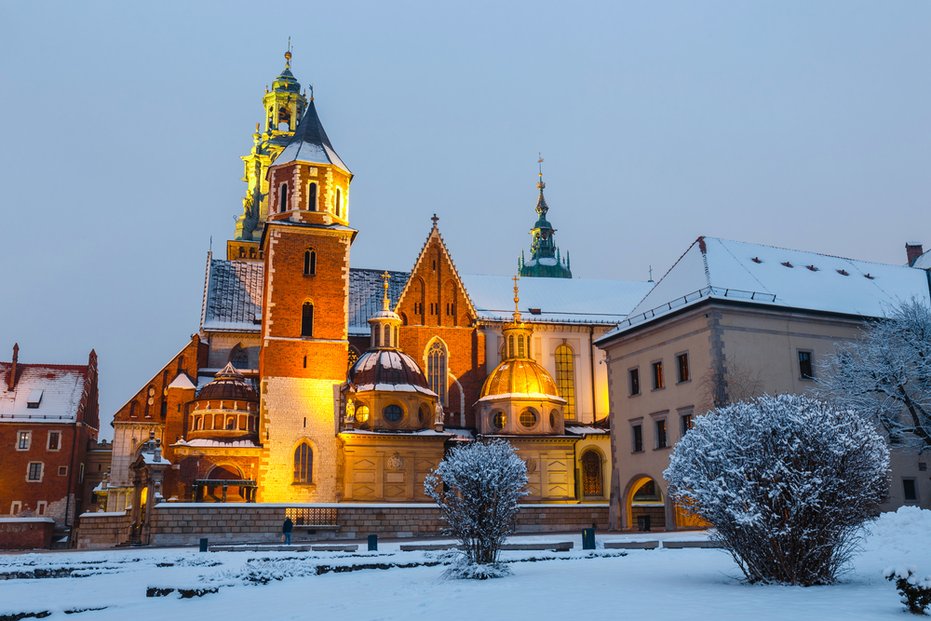 Slavnostně nasvícený královský hrad Wavel v Krakově