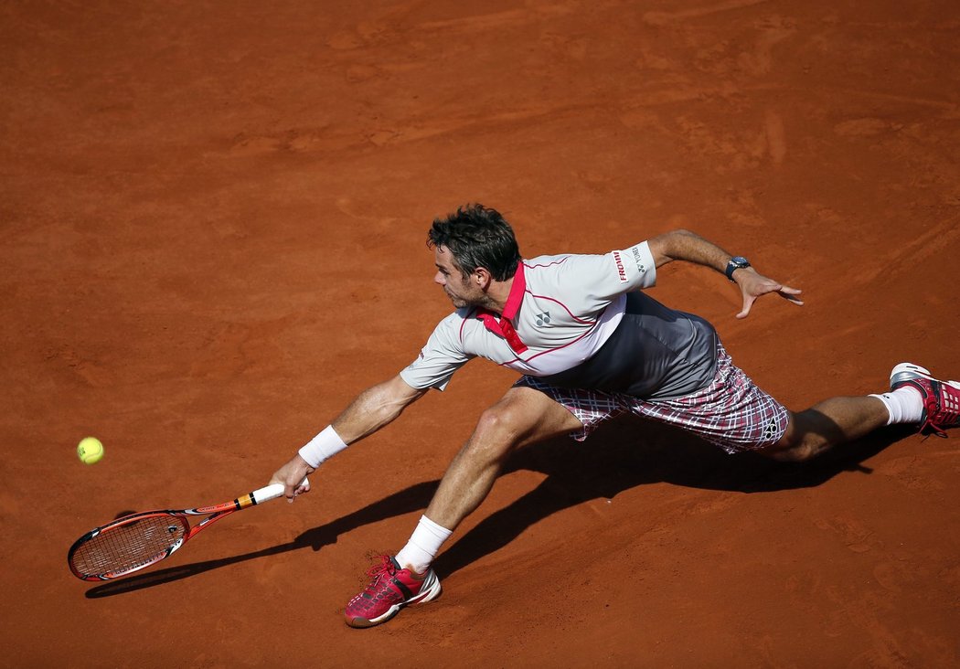 Wawrinka se natahuje po returnu Djokoviče.