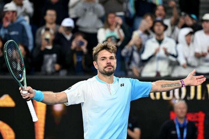 A teď si dám pivo! Maratonec Wawrinka (40) šokuje, mladého soupeře dostal do křečí A teď si dám pivo! Maratonec Wawrinka (40) šokuje, mladého soupeře dostal do křečí