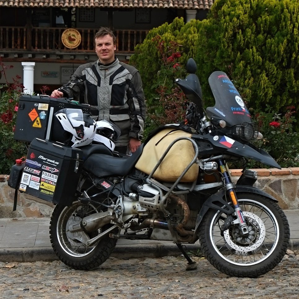 Fanda a Kačka vyrazili na motorce kolem světa.