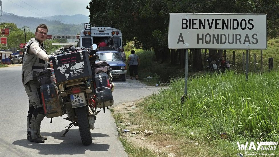 Fanda a Kačka vyrazili na motorce kolem světa.