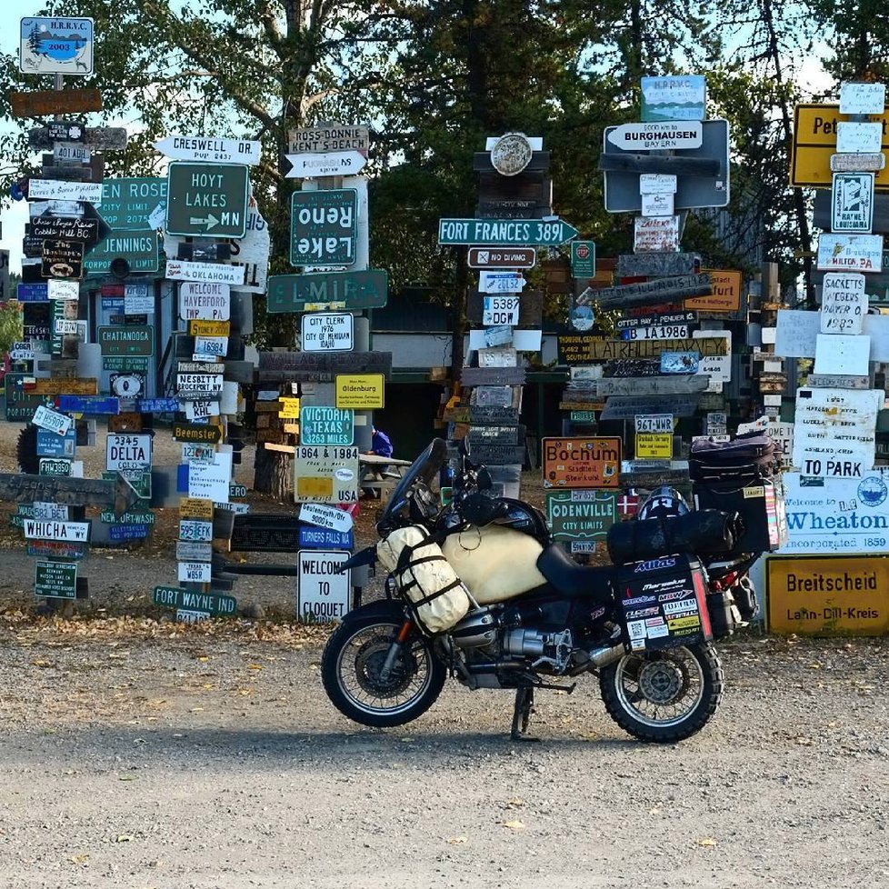 Fanda a Kačka vyrazili na motorce kolem světa.