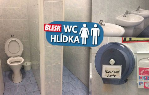 Papírové prkénko, toaleťák mimo kabinku a štětka v kýblu. To je WC na náměstí Míru