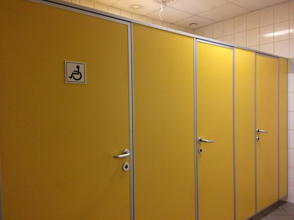 Mají tady i záchody pro handicapované.
