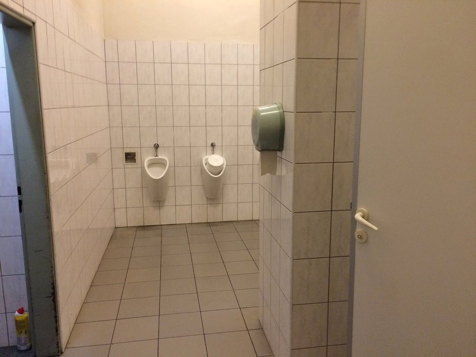 Prostory veřejné toalety na nádraží v Holešovicích