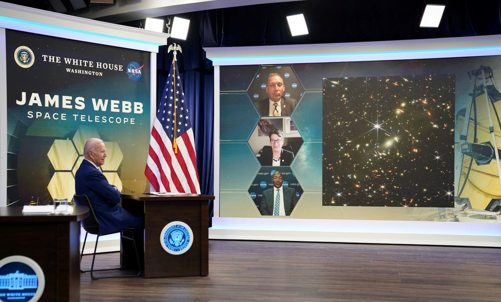 První oficiální snímky teleskopu JWST prezentoval Joe Biden.