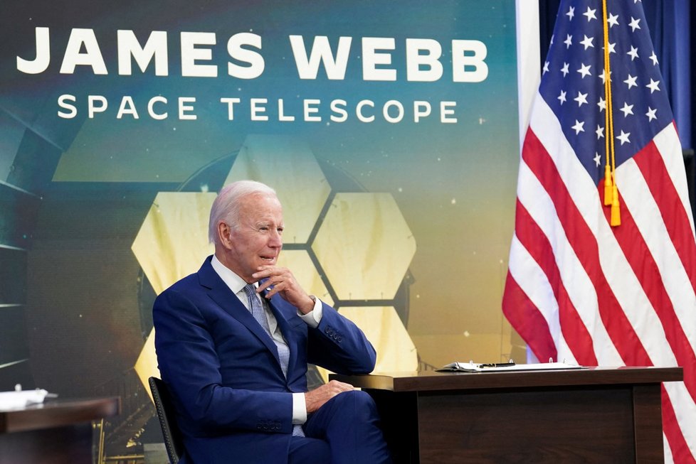 První oficiální snímky teleskopu JWST prezentoval Joe Biden.