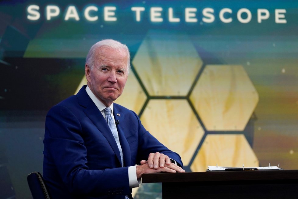 První oficiální snímky teleskopu JWST prezentoval Joe Biden.