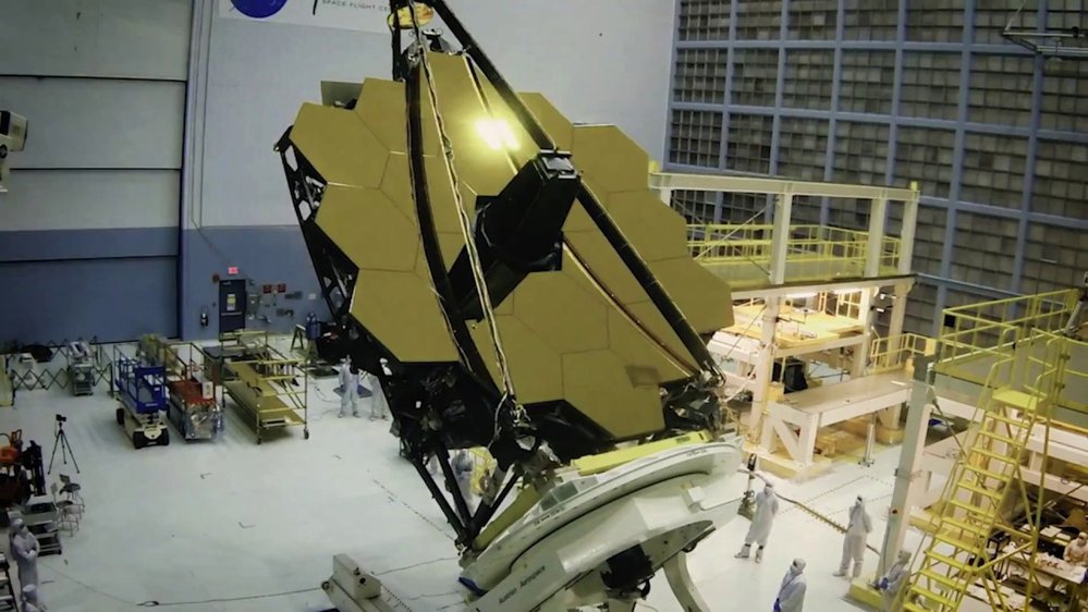 NASA dokončila stavbu největšího vesmírného dalekohledu v historii. Webbův teleskop má dohlédnout na konec vesmíru a zkoumat atmosféry planet u cizích hvězd.