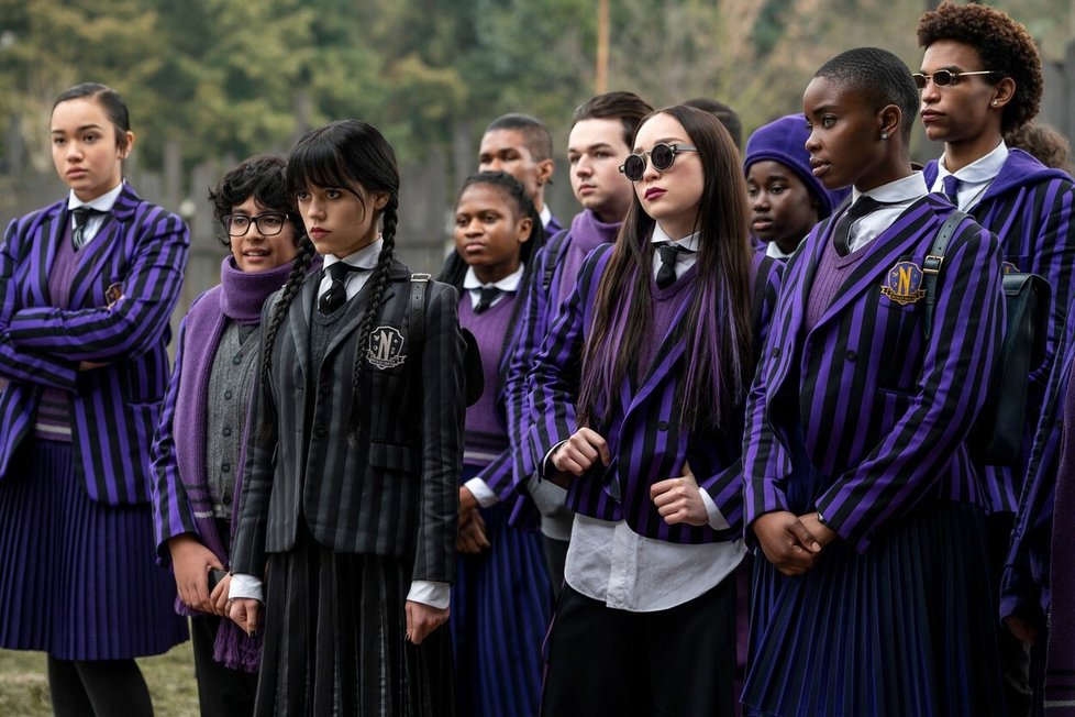 Wedesday Addamsová má alergii na barvy. Nemůže proto nosit stejnou školní uniformu, jako ostatní.