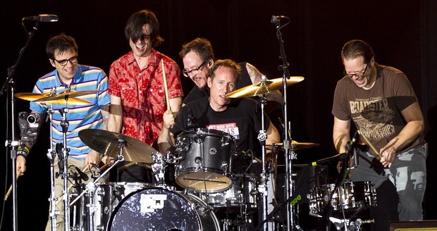 Skupina Weezer a její dnešní členové zleva Rivers Cuomo, Brian Bell, Scott Shriner, Josh Freese and Patrick Wilson