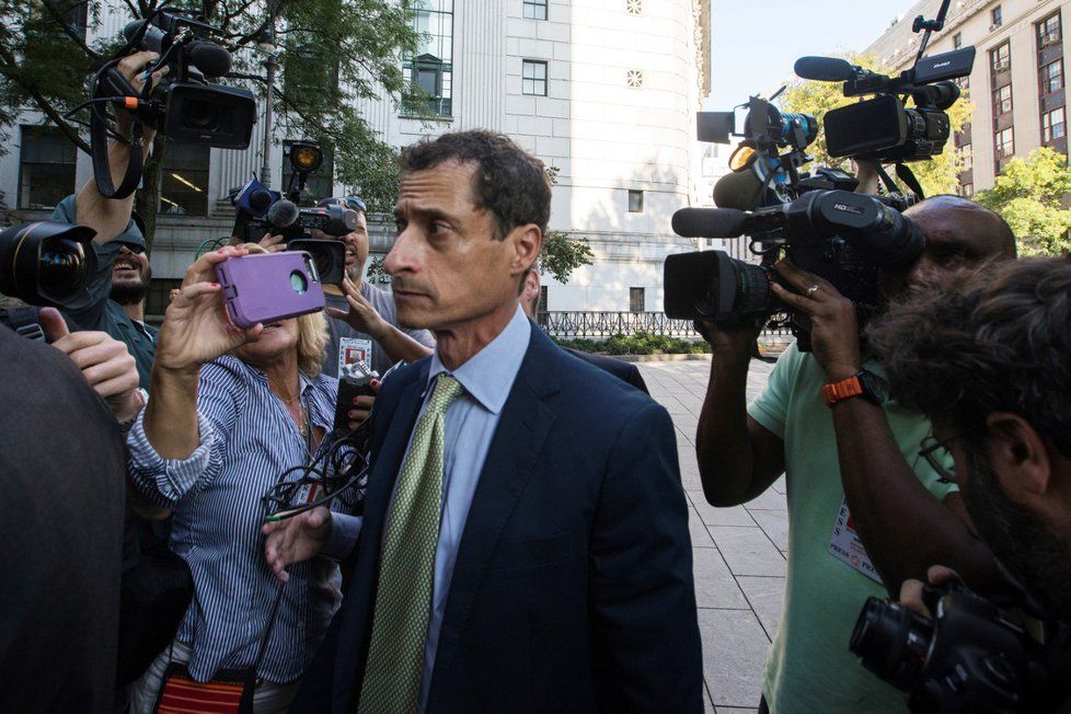 Weiner byl odsouzen za sexuální komunikaci s patnáctiletou dívkou.