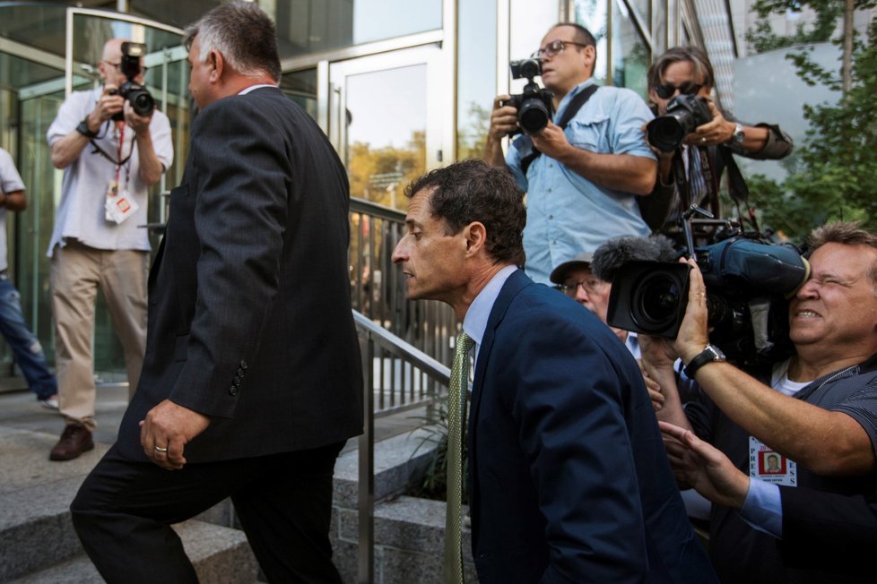 Weiner byl odsouzen za sexuální komunikaci s patnáctiletou dívkou.