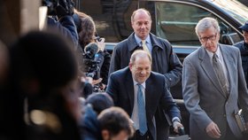 Porota uznala producenta Harveyho Weinsteina vinným ze sexuálního napadení a ze znásilnění