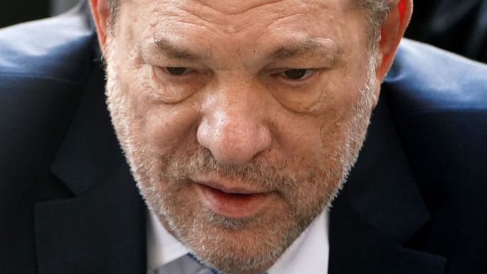 Porota uznala producenta Harveyho Weinsteina vinným ze sexuálního napadení a ze znásilnění.