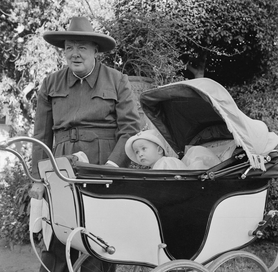 Premiér Winston Churchill s dítětem jménem Victor Lampson. Politik má na sobě takzvaný „sirénový oblek“, což byl údajně jeho vlastní vynález, který se navlékl v případě leteckého útok přes oblečení.