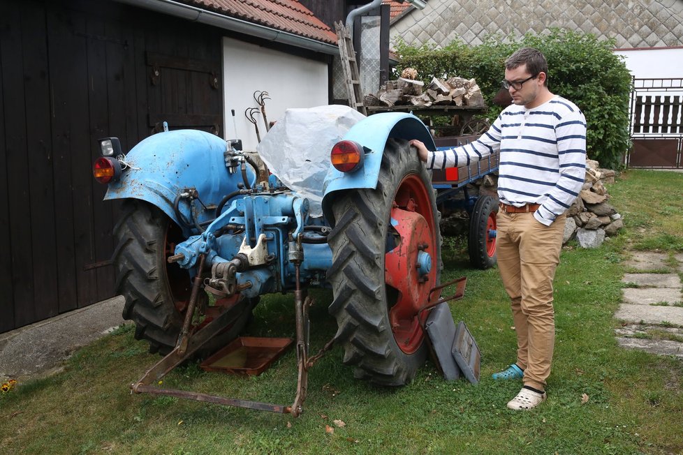 Pan Jaroslav byl velice šikovný, tento traktor sám vyrobil.