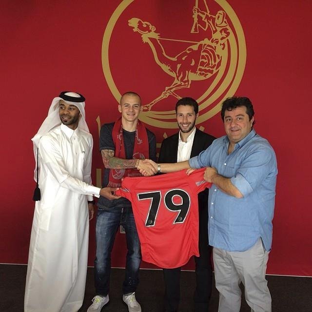 Vladímir Weiss pózuje s dresem a číslem 79 po boku majitele klubu šejka Abdullaha al Thaniho a belgického trenéra Erica Geretse.