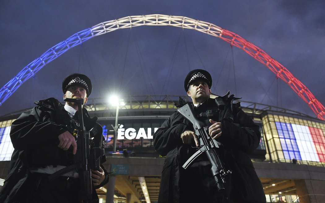 Zápas Anglie a Francie na stadionu Wembley, který je ve francouzských barvách, bude hodně hlídaný