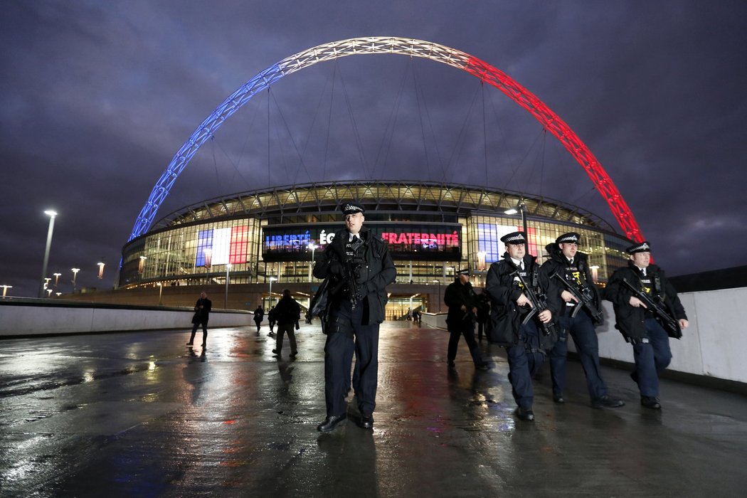 Kolem stadionu Wembley, který se zahalil do francouzských barev, bylo mnoho policistů