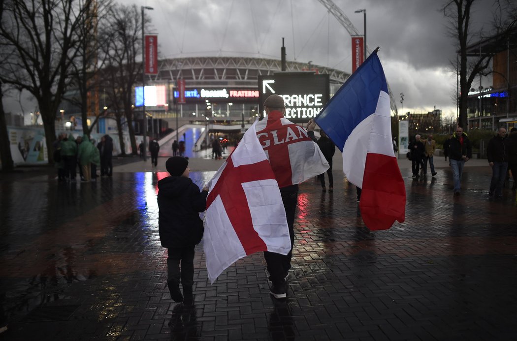 Anglické i francouzské vlajky budou vlát dnes ve Wembley během zápasu Anglie s Francií