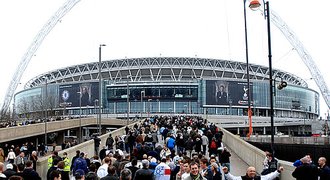 Prodej Wembley se odkládá, miliardář Khan nabídku na poslední chvíli stáhl