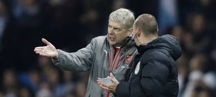 Trenéra Arsenalu Arséna Wengera v utkání proti Manchesteru City pořádně naštvali rozhodčí