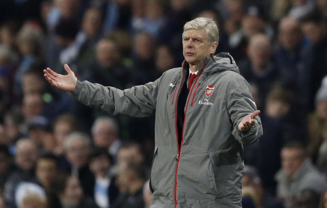 Trenéra Arsenalu Arséna Wengera v utkání proti Manchesteru City pořádně naštvali rozhodčí