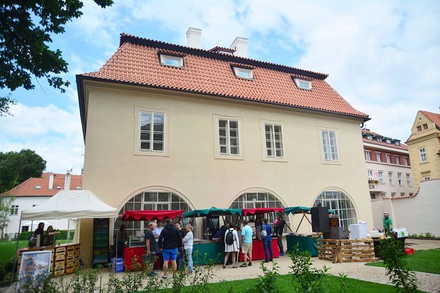 Akce Werichova vila žije přilákala jak rodiny s dětmi, tak starší návštěvníky se zájmem o historii.