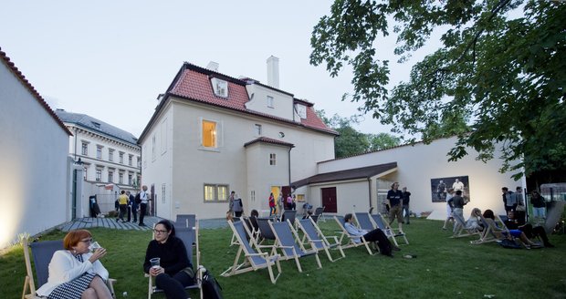 Do Werichovy vily vstoupili první návštěvníci v pátek 30. června ve 20:41. Pásku přestřihla mimo jiné herečka Jiřina Bohdalová.