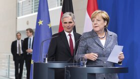 Rakouský kancléř Faymann s německou kancléřkou Angelou Merkelovou