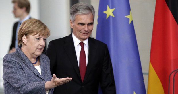 „Zastavte závod migrantů,“ vyzývá Merkelovou její protějšek z Rakouska