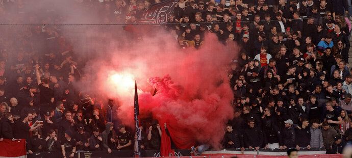 Fanoušci domácího Alkmaaru napadli rodiny fotbalistů West Hamu.