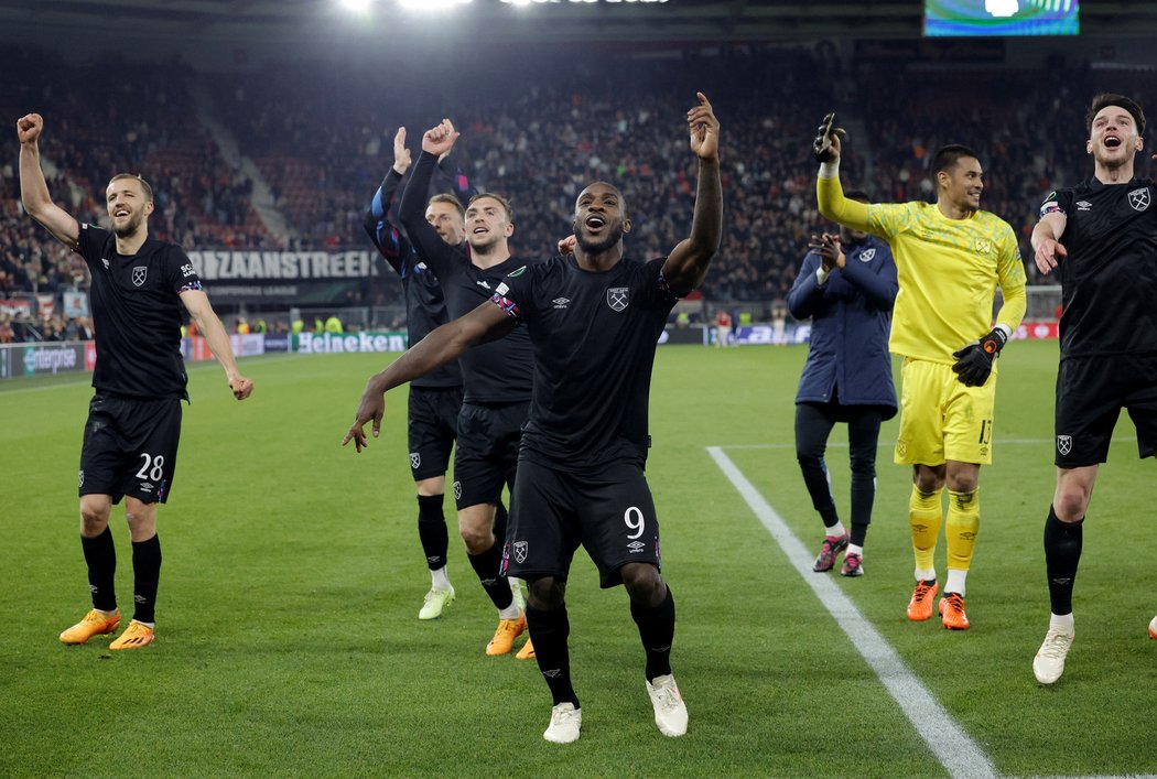 Oslavy postupu do finále zkazili hráčům West Hamu fanoušci soupeře.