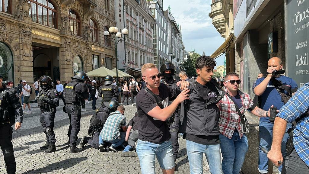 Policisté museli řešit vážný konflikt fanoušků v Rytířské ulici